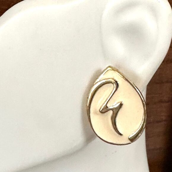 Cream gold tone post earrings - Picture 3 of 9